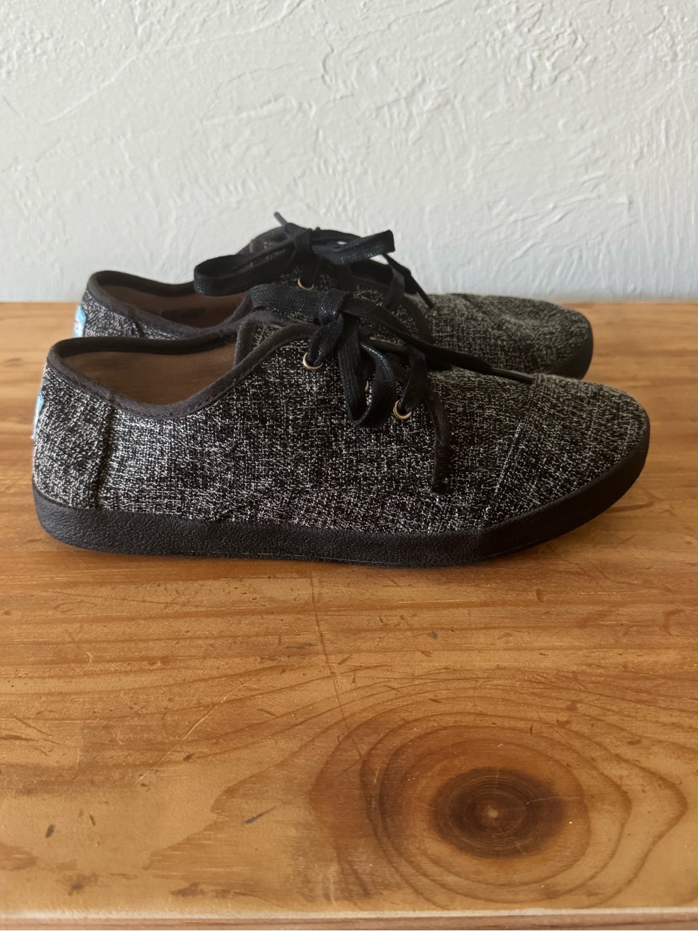 Womenโs Toms Black Heather Casual Lace-Up Sneakers size 7.5